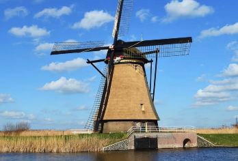 阿尔克梅亨蒸汽泵站+老城+自然保护区+范雷南公园+家族教堂【无需为交通烦恼，舒适专车全程接送，行程灵活自由，随心掌控游览节奏，沉浸式感受荷兰风情。】