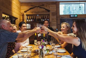 新西兰皇后镇暮光葡萄酒+精酿啤酒品鉴【参观吉布斯顿和皇后镇周围的三个品酒室 品尝超过 12 种当地生产的葡萄酒或啤酒】