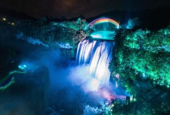 夜游黄果树瀑布+【再回西游】演艺包车一日游【上门接送】【专车司机服务直达目的地 私密空间，避免旅途拥挤劳累，自由掌控行程节奏，深度游玩无压力。】