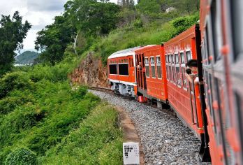 石屏米轨小火车+建水十七孔桥+团山民居一日游【建水-石屏联游/独立小包团+小火车】