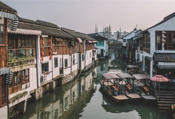 上海朱家角古镇+上海影视乐园一日游【江南水乡+民国时期上海】【穿越之旅：上午参观游览民国时期的上海风貌影视乐园+下午参观游玩明清时期的上海风貌千年水乡古镇朱家角】