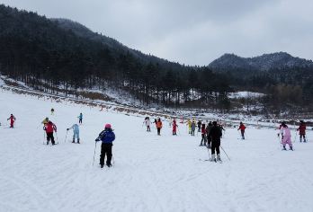岳西大别山滑雪乐园一日游【含3小时滑雪+雪鞋+雪板+雪杖】【纯玩无购物】