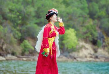 云南丽江泸沽湖一日游【360度环湖/商务车团/深度纯玩购物】【[省时泸沽湖游]丽江起止一天往返泸沽湖游，360度环湖，纯玩无购物，无隐形消费；】