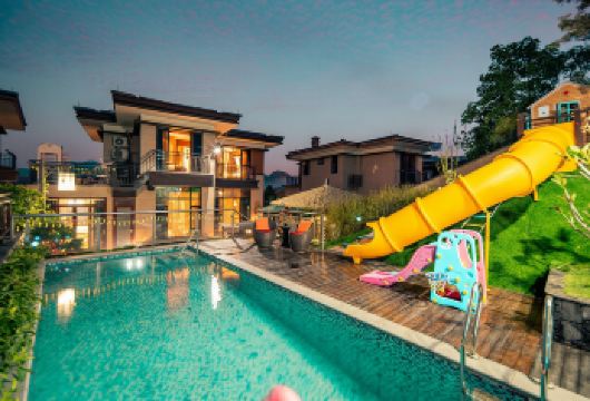 清远熹乐谷6房10床温泉泳池别墅+泡池+滑梯+KTV+烧烤【别墅内带温泉泡池入户+泳池+KTV+烧烤+麻将+滑梯，配套私家泡池，足不出户即可畅享温泉，泡浴美人汤】