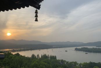 商务车丨英文导游丨上海出发 杭州西湖+雷峰塔+宋城1日【[精选景点]杭州深度漫游，品味“人间天堂”风情！】