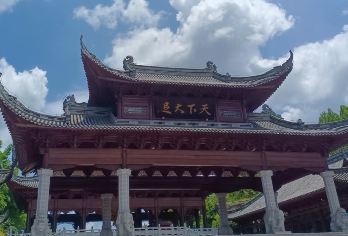 【九点晚出发景区导游精讲】北山+宝顶山+大足石刻博物一日游【[大足自营专线]一直被模仿从未被超越，大足景区大咖导游全程精讲。】