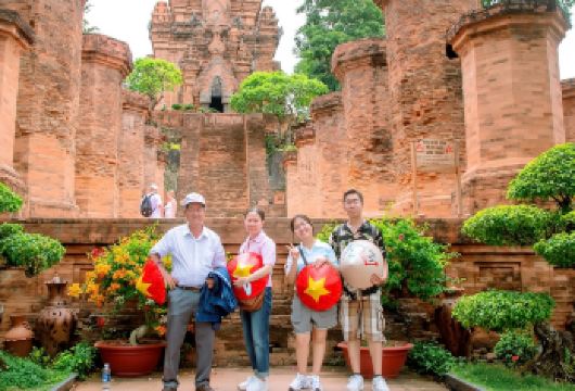 探索芽庄城市并在芽庄古享用传统午餐【探索芽庄的标志性地标，包括石教堂、隆山寺和婆那加塔 在芽庄古村享用传统越南午餐并体验文化村落 参观钟屿石岬角，欣赏山海交融的独特景致】