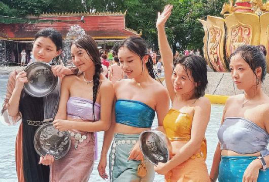 西双版纳原始森林公园+傣族园一日游【私家小团-市区接送】【体验泼水狂欢，来一次泼湿全身幸福终身的体验；】