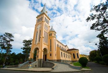 大叻探索之旅——从越南芽庄出发，体验古建筑与自然风光【参观标志性历史遗迹：大叻火车站、大叻大教堂、玛丽庄园 在春香湖畔的林园广场办理入住，并探索疯狂屋独特的建筑风格。 在灵福寺和达坦拉瀑布享受自然风光和探险乐趣】