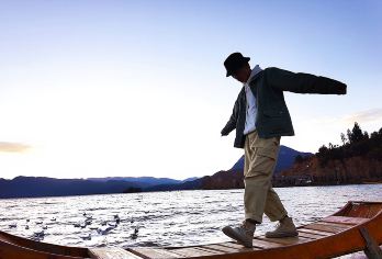 丽江泸沽湖一日游【2-8人精品小团-纯玩无购物-轻奢环湖游】【360度全景环湖游，观景台，草海走婚桥，情人滩，里格村和大落水】