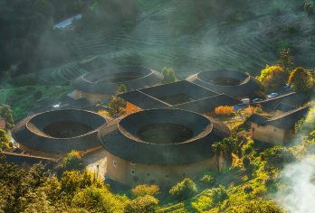 南靖云水谣+田螺坑土楼一日游【8人小团|赠登楼|无需换乘】【1-8人小团，纯玩无购物，岛内往返专车接送，赠送土楼博物馆，升级高配置豪华商务头等舱，享受VIP体验】