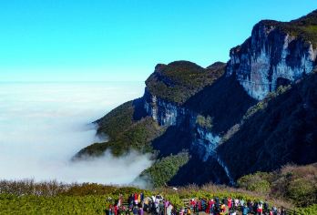 重庆金佛山+天星小镇一日游【2-8人小团/纯玩小众团】【资深司导，漫游不赶趟，解锁自然与人文双重美景】