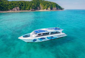 普吉岛出发：皮皮岛+玛雅湾+竹子岛一日游【在清澈的海水中与友好的海洋生物亲密接触 提供普吉岛的免费接送服务，尽享快艇探险的刺激 使用一次性面罩浮潜，还有机会乘坐长尾船，体验海洋的神奇魅力】