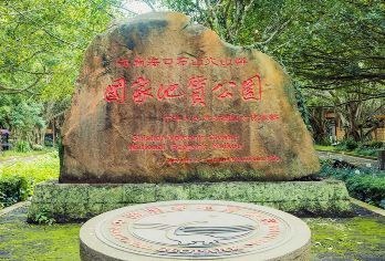 骑楼老街+火山口地质公园+冯小刚电影公社一日游【专车接送】【中国很大的骑楼建筑群+国内保存很好的休眠火山口+冯小刚影视摄影基地】