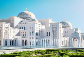 阿布扎比一日包车【豪华奔驰五座/八座｜中文司导+以车计价】【[华人司机]中文服务，语言沟通无障碍】