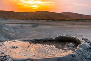 阿塞拜疆巴库泥火山一日游【1人可订火焰山火神庙戈布斯坦岩画】【从泥火山的神秘景观到岩石艺术的古老故事，展示阿塞拜疆丰富自然和文化宝藏】