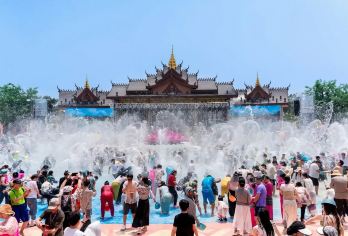 西双版纳傣族园一日游【品质纯玩团丨可升级边境快艇丨泼水狂欢】【[舒心体验]正规旅游巴士，游玩更自由，出行更放心；】