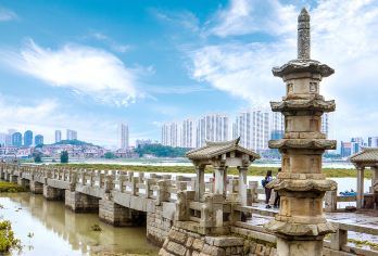 泉州惠安+洛阳桥+小岞美术馆+惠女风情园+崇武古城+西沙湾【[滋味舌尖]冰镇石花四果汤、姜母鸭、爆炒崇武鱼卷、五香卷..】