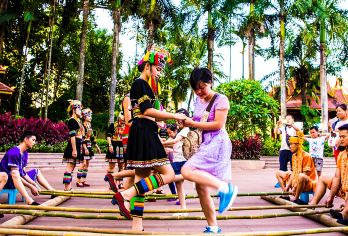 曼听御花园+总佛寺+湄公河“篝火晚会”一日游【睡醒出发，无需早起，专业版纳本地司机，给您贴心的服务；】