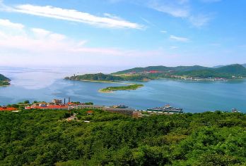 大连日俄监狱+旅顺军港+白玉山一日活动【真实潜艇/精品小团】【[优选景区]旅顺近代史，漫游旅顺口，一动一静，一蓝一绿，体验欧洲原生态牧场，的旅行，触摸真实潜艇】