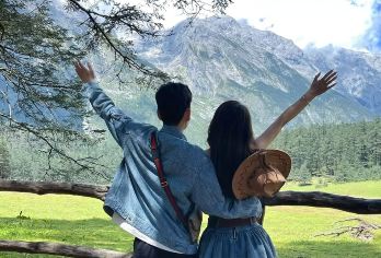 丽江玉龙雪山+云杉坪+蓝月谷一日游【送三宝+6-8人小团】【[自由专享]当地老师傅带你游雪山，根据人数安排用车6-8人团，赠送雪山三宝】