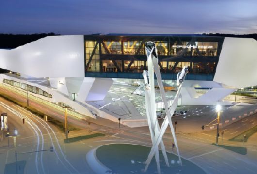 德国引擎速激之旅｜奔驰×保时捷双馆+斯图加特城市巡游&定制游【城市人文融合｜斯图加特图书馆打卡 德国设计感的城市图书馆，纯白极简风格，是建筑与静谧的完美结合】