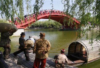 河南清明上河园一日游【邯郸出发】【清明上河园是一座大型宋代文化实景主题公园，是国家首批AAAAA级旅游景区和中国非物质文化遗产展演基地】