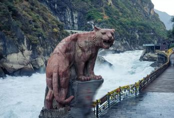 丽江：虎跳峡一日游【金沙江第一个大拐弯。 游览著名的虎跳峡。 在悬崖咖啡馆享用一杯咖啡。】