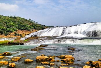 贵州安顺黄果树景区一日游【小团晚出发&2+1陆地头等舱座驾】【[拒绝早起]拒绝特种兵式的旅游，晚出发，充足的睡眠才能有更好的心情感受大好河山！】