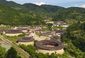 南靖云水谣古镇+田螺坑土楼景区一日游【8人团+泉州出发高速】【[6人VIP小团]鲤城区和丰泽区可接，7：30左右才出发 全程高速，能节约3h车程时间】