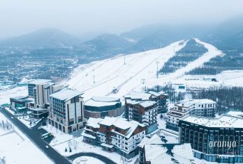 崇礼阿那亚拾雪川滑雪场一日游 含双人滑雪装备+1V1教练【阿那亚品牌打造的一个以冰雪为主题的全新度假社区】