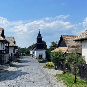 匈牙利霍尔洛克旧村+埃格尔城堡一日游