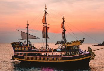 泰国芭堤雅格兰岛+萨岛帆船出海一日游 黑珍珠号DJ派对+海钓【2025全新复古海盗风帆船，豪华三层设计，黑金外观+复古内饰，超高颜值；】