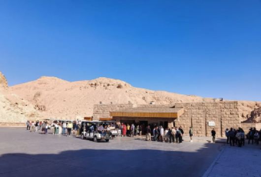 埃及卢克索一日游：探秘帝王谷+哈特谢普苏特神庙（不含门票）【一日内览尽法老陵墓、女法老神殿和古老巨像，穿越时空直面尼罗河西岸的宏大历史叙事。】