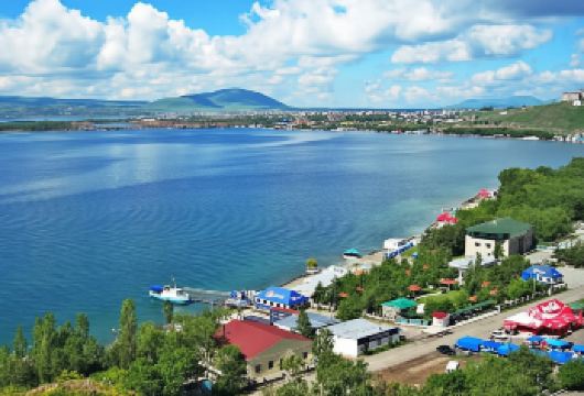 亚美尼亚埃里温：塞凡湖+加尼神庙+共和国广场（包车游）【适合夏天游玩的塞凡湖感受古希腊建筑的美丽与神秘。】