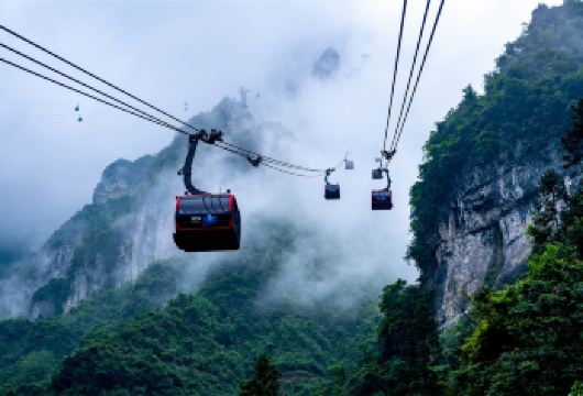 张家界天门山+玻璃栈道一日游+一价全含+A线免排队+私家小团【[品质专线]全新升级深度游，高分好评，纯玩服务，含接送站，精选线路，东西线全景游；】