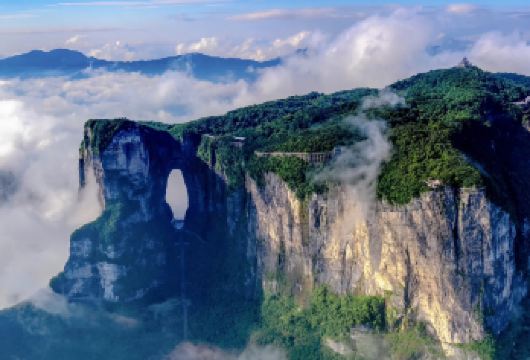 张家界私家日游：天门山国家森林公园+土家风情园【踏上惊险刺激的玻璃栈道和鬼谷崖壁步道，在峡谷高空尽享令人屏息的美景。 见证天门洞，这座世界*高的天然山体拱门，一处雄伟壮观的地质奇观。 前往土家风情园游览土司城堡，体验地道的当地民族文化与传统。】