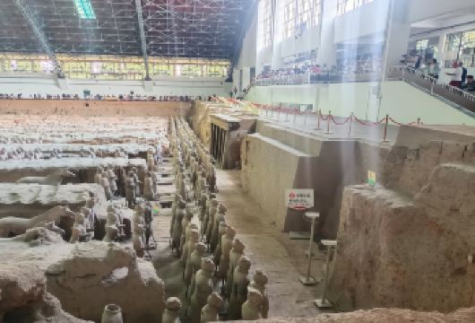 【12人甄选小团】西安兵马俑+华清宫+长恨歌一日游【[趣味讲解]为您深度讲解兵马俑景区，深挖文物背后的故事，12人甄选小团，解锁各种玩法！】