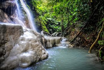 泰国清迈LG大象营+粘粘瀑布一日游【清迈知名线路，泰国特色活动[市区酒店接送、午餐、喂大象、给大象洗澡、竹筏漂流体验]】