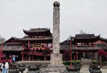 凤凰古城+苗王城+铜仁大峡谷一日游【畅游小包团/怀化出发】【中国十大古镇：凤凰古城，灯火阑珊的夜色！】