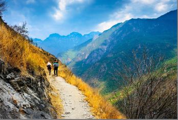 探索更多虎跳峡徒步之旅【沿着险峻的悬崖、蜿蜒的小路徒步旅行，欣赏长江峡谷的壮丽景色。 与当地纳西村民见面，体验传统宾馆，沉浸在山区生活。】