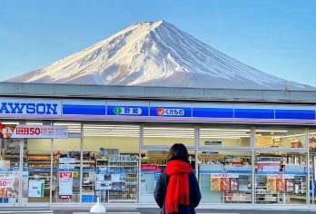 日本东京富士山一日游【双湖六景网红打卡丨可选9人小团接送】【[一天游遍富士山6大热门打卡景点]网红公园&日川时计店&大石公园&罗森便利店&忍野八海&山中湖】