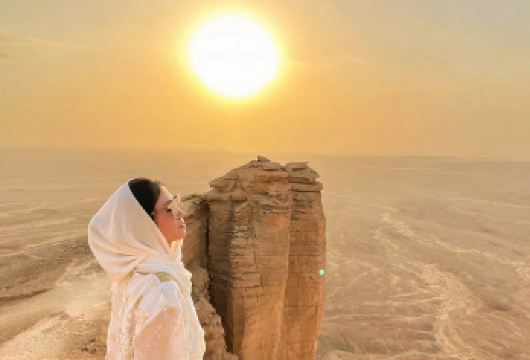 沙特利雅得世界之崖【酒店接送 可选中文日落独立团/德拉伊古城【[特色体验]打卡花儿与少年同款！登顶世界边缘，震撼视觉奇观！废土风大片既视感，网红打卡点疯狂出片】