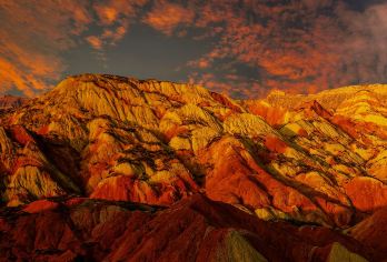 水墨丹霞一日游（门票+观光车+市区往返交通+旅游意外险）【水墨丹霞是离主城区最近的丹霞地貌群，发育于白垩纪至第三纪 ，经造山运动、风化、流水侵蚀而成】