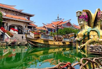 厦门老院子+闽南传奇秀表演+帆船/游艇出海体验+可选专车接送【安全的前提之下享受刺激，帆船以“海上不倒翁”的倾斜体验闻名，风浪过来船身会倾斜，刺激又好玩。】