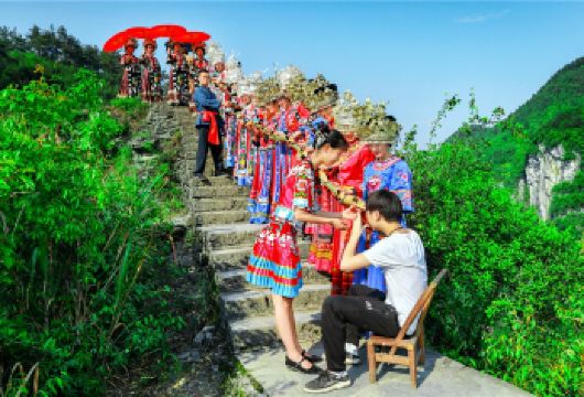 德夯苗寨+矮寨大桥+矮寨悬崖栈道+天问台一日游【德夯大峡谷】【[凤凰青旅总社发车]不转团-天天发团，保证服务，纯玩无购物，不进购物店.[不进购物店]】