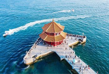 栈桥+教堂+啤酒博物馆+八大关+五四广场+奥帆中心+小麦岛【浪漫青岛：悠游红瓦绿树，碧海蓝天的青岛美景】