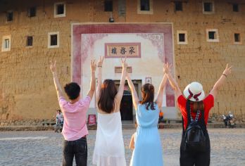 【1单1车】南靖云水谣古镇+永定土楼王一日游上门接送时间自由【[2人起订私家小团]1单1车，精选师傅用心服务，上门接送，睡醒再出发，不赶时间轻松游玩，亲子甄选】