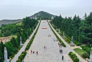 西安乾陵和汉阳陵博物馆私人历史一日游【穿过唐高宗和武则天的合葬墓，周围是静默的石碑和唐朝的历史。 深入景帝的地下墓坑，那里有数千个微型陶俑，揭示了汉代的丧葬习俗。 乾陵的唐代宏伟与汉阳陵的汉代简朴形成鲜明对比，在一天之内见证了中国帝国的演变。】