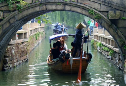 周庄一日游【画舫游船•江南名镇•可升级摇橹船•魅力水乡】【天天开班，古城区2人起可免费上门接服务】
